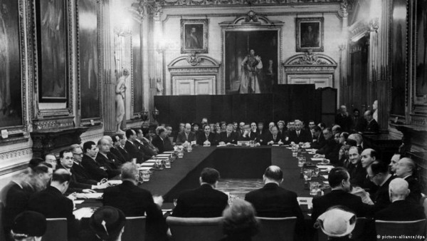 To 1953 υπογράφηκε στο Λονδίνο η συμφωνία για τη διαγραφή του γερμανικού χρέους. 