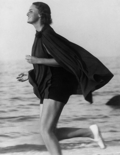 Λουσίλ Μπροκάου. Αντί να της ζητήσει μία στατική πόζα, ο Μουνκάσι της είπε να τρέξει κατά μήκος της παραλίας και θα τη φωτογράφιζε εν κινήσει.