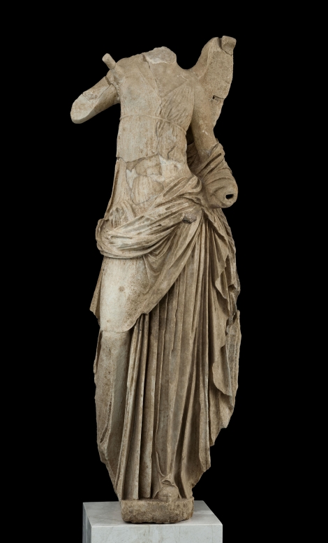 Άγαλμα Νίκης, ένα από τα τέσσερα γωνιακά ακρωτήρια της στέγης του Ιερού. 125-100 π.Χ.