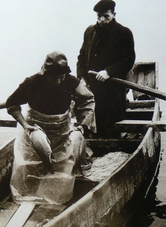 Ψάρεμα στη λίμνη της Καστοριάς αρχές δεκαετίας '60