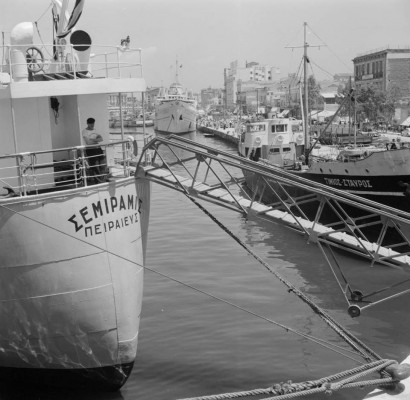 Πειραιάς, στο λιμάνι, μάλλον 1960's, φωτογράφος Eugene V. Harris 1913-1978, από την συλλογή του Clarence W. Sorensen
