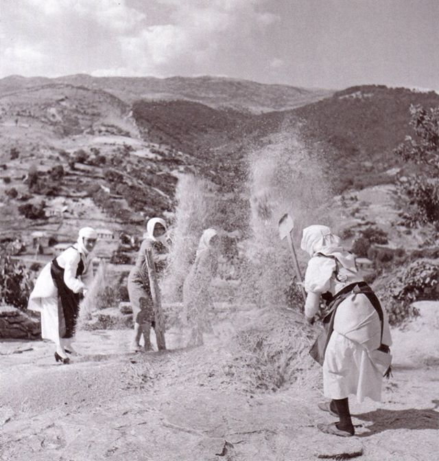 Αγρότισσες σε λίχνισμα, περίπου 1930 (Nelly's)