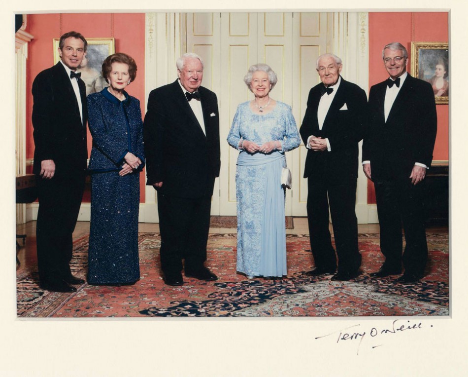 Η βασίλισσα Ελισάβετ Β' με τον πρωθυπουργό Τόνι Μπλερ και τους πρώην πρωθυπουργούς Βαρόνη Μάργκαρετ Θάτσερ, Σερ Έντουαρντ Χιθ, Λόρδο Κάλαγκαν και Τζον Μέιτζορ, μέσα στο νο. 10 της Downing Street, πριν από επίσημο δείπνο για την έναρξη των εορτασμών του Χρυσού Ιωβηλαίου 