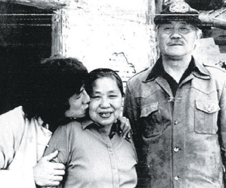 Ο Τσάκι Τσαν με τους γονείς του. Ο πατέρας του πέθανε το 2008 και η μητέρα του, το 2002.