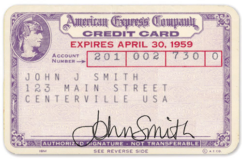 Η πρώτη American Express είχε ένα χαρακτηριστικό μοβ χρώμα και ένα μόλις χρόνο από την κυκλοφορία της κυκλοφόρησε σε πλαστική έκδοση.