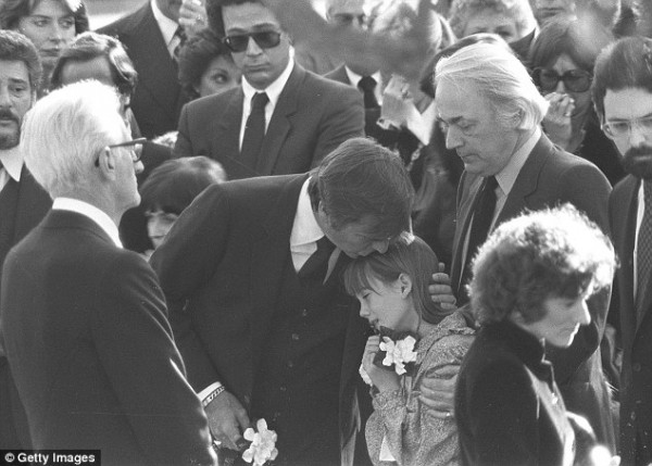 Ο σύζυγος και η κόρη της Νatalie Wood την ημέρα της κηδείας της.