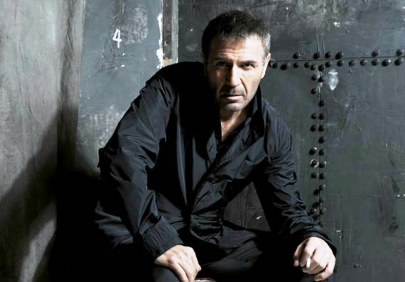 H δολοφονία του ηθοποιού Νίκου Σεργιανόπουλου με 21 μαχαιριές μέσα στο διαμέρισμά του. Η εξιχνίαση του εγκλήματος και η ομολογία του δράστη