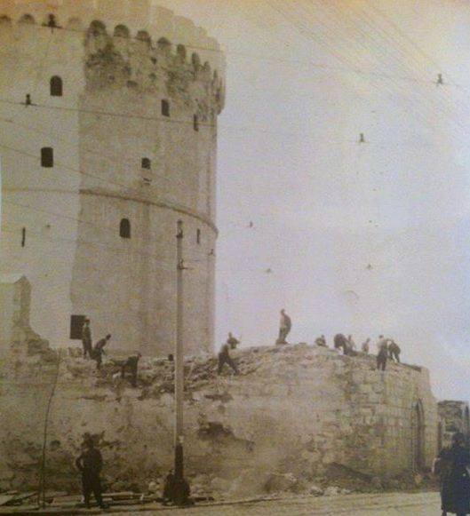 Τα τείχη του Λευκού Πύργου γκρεμίστηκαν το 1905.