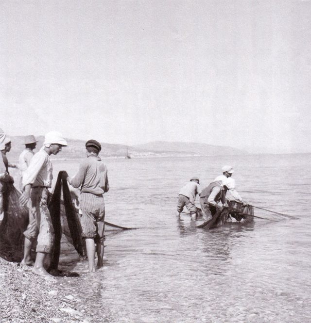 Ψαράδες σε τράτα 1912-1950