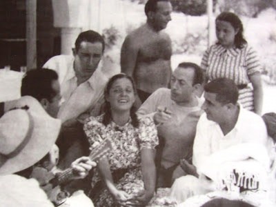 Στην Κέρκυρα τη φώναζαν Ρηνούλα και οι παρέες τη λάτρευαν γιατί τραγουδούσε υπέροχα. Τα πρώτα της χρήματα τα έβγαλε ως ψάλτης στην εκκλησία και “έκλεψε καρδιές” όταν τραγούδησε σε καφενείο