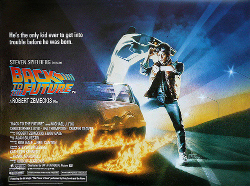30 χρόνια μετά η ταινία Back to the future συναντά το σενάριο της!  Το 1985 ο πρωταγωνιστής ταξίδεψε στην 21η Οκτωβρίου του 2015 και σήμερα οι συντελεστές το γιορτάζουν