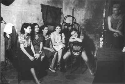 Πώς βγήκε η φράση: “Της επί χρήμασι εκδιδομένης γυναικός το σιδηρούν κιγκλίδωμα”, γνωστή και ως της “πουτ…ας το κάγκελο”; Έχει αναφορά σε γεγονότα της σύγχρονης αστικής ιστορίας