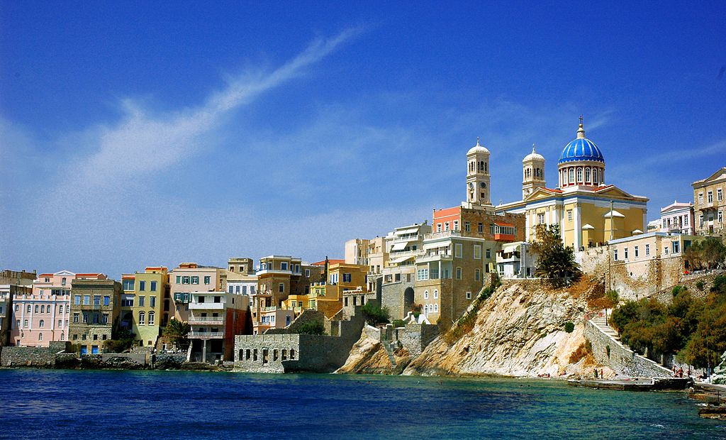 Τα αρχοντικά “Βαπόρια”. Η αριστοκρατική συνοικία του Αιγαίου με τα νεοκλασικά πάνω στο κύμα. Εκεί που ζούσαν εφοπλιστές και βιομήχανοι