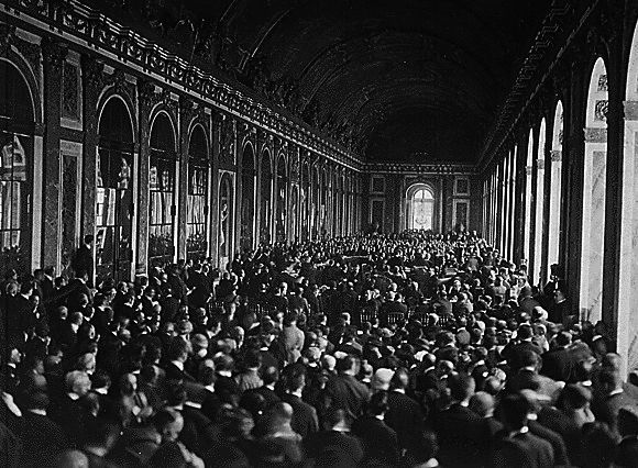 Τελετή υπογραφής το 1919 στην αίθουσα των κατόπτρων, στις Βερσαλλίες