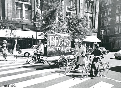 Εμπνευστής του ήταν ο βιομηχανικός σχεδιαστής Λουντ Σχιμελπένικ, και η πρόταση ήταν να αντικατασταθούν το αυτοκίνητα με ποδήλατα που θα διέθετε δωρεάν η πόλη του Άμστερνταμ.