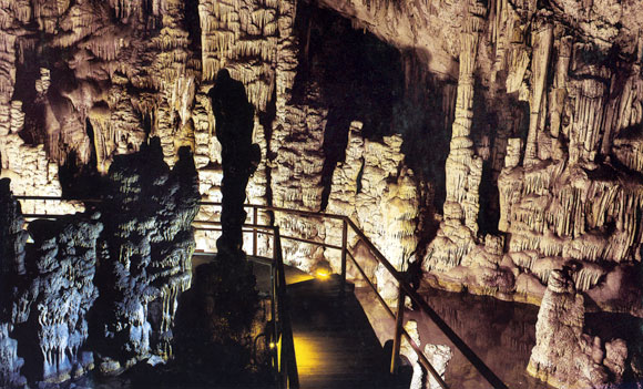 Στο εντυπωσιακό σπήλαιο Δικταίο Αντρο, πλούσιο σε σταλαγμίτες και σταλακτίτες, ο μύθος θέλει να γεννήθηκε ο Δίας. Γι’ αυτό το λόγο το Δικταίο Άντρο ήταν ήδη από την αρχαιότητα φημισμένο σπήλαιο αφιερωμένο στη λατρεία του μέγιστου των θεών 