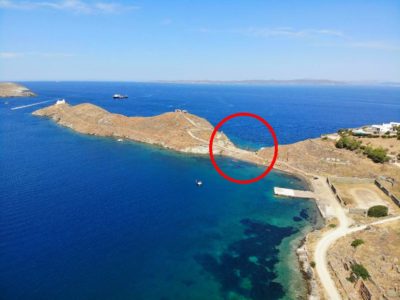 Λάμπρος Κατσώνης, ο θρυλικός πειρατής που καταδίωκαν οι Τούρκοι και πέρασε το πλοίο του πάνω από την στεριά στην Τζιά. Δείτε από ψηλά το σημείο (drone)