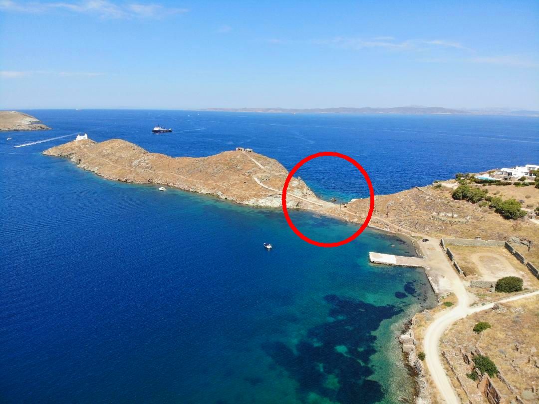 Λάμπρος Κατσώνης, ο θρυλικός πειρατής που καταδίωκαν οι Τούρκοι και πέρασε το πλοίο του πάνω από την στεριά στην Τζιά. Δείτε από ψηλά το σημείο (drone)