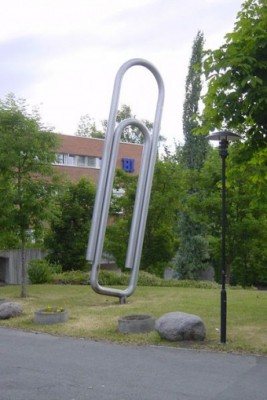 Ένας τεράστιος συνδετήρας ανεγέρθηκε στο Όσλο στη μνήμη του Γιόχαν Βάαλερ.