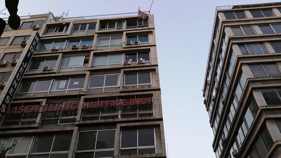 Η γυναίκα έπεσε από το μπαλκόνι 7ου ορόφου στην οδό Ερμού με αποτέλέσμα να βρει ακαριαίο θάνατο. Φωτογραφία seleo