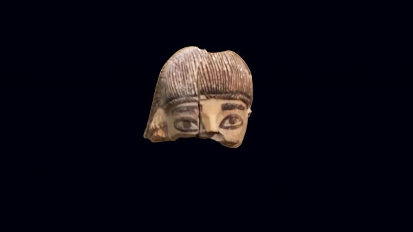 Κεφαλή πήλινου κυπριακού ειδωλίου. 640-600 π.Χ.   Τα δύο τμήματα της κεφαλής βρέθηκαν στην Κάμιρο, στον αποθέτη του ιερού της Αθηνάς.  Το δεξιό τμήμα ήρθε στο φως στις ανασκαφές του 19ου αι. π.Χ. και σήμερα βρίσκεται στο Βρετανικό Μουσείο. Το αριστερό αποκαλύφθηκε στις ανασκαφές  της περιόδου της Ιταλοκρατίας και είναι εκτεθειμένο στο Αρχαιολογικό Μουσείο Ρόδου. Συγκολλήθηκαν  για πρώτη φορά στην έκθεση του Λούβρου για να αποχωριστούν και πάλι μετά το τέλος της έκθεσης.  