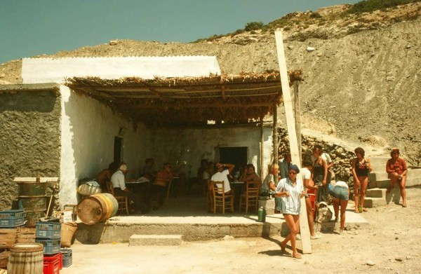 Η φωτογραφία του 1974 που ανάρτησε στο facebook ο Νίκος Γουλιέλτος απεικονίζει κατοίκους και επισκέπτες του νησιού να απολαμβάνουν την σκιά σε ένα λιτό καφενεδάκι.