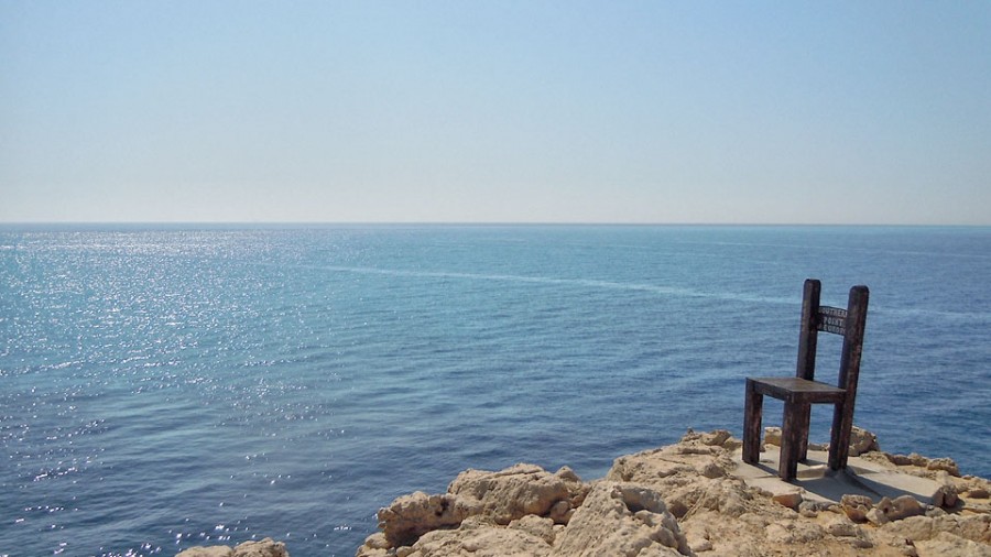 Το μικροσκοπικό νησί με αξιοθέατο μια γιγαντιαία καρέκλα που γράφει  «Smile, Relax»! Εκεί ναυάγησε ο Απόστολος Παύλος και αποτελεί νοτιότερο σημείο της Ευρώπης