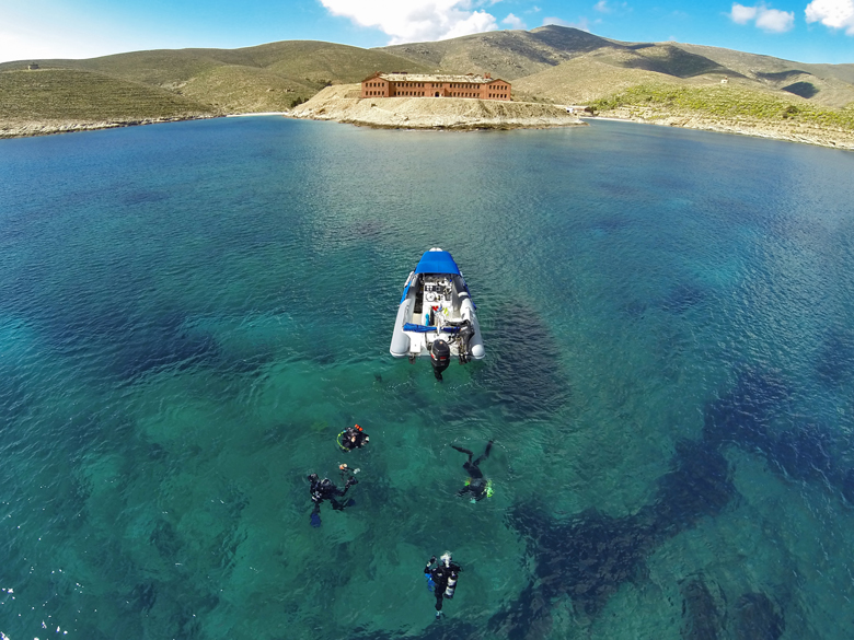 Αποτέλεσμα εικόνας για νησος γυαρος