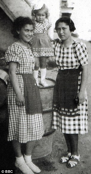 Αριστερά η Ελένα και δεξιά η αδερφή της Ροζίνκα Σιτρονοβα, ενω στη μέση αγκαλιάζουν την κόρη της Ροζίνκα που δεν κατάφερε να βγει ζωντανή από το Άουσβιτς