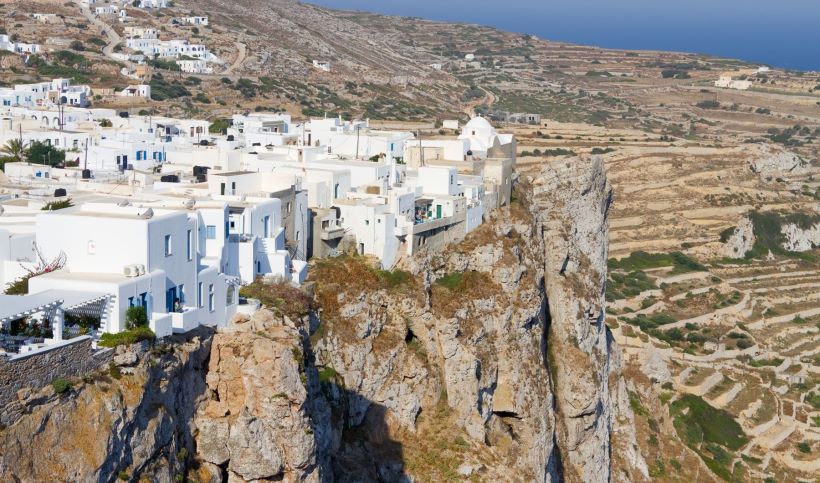 Το άγριο και μυστηριώδες νησί, που για πολλούς έχει την ομορφότερη Χώρα των Κυκλάδων. Το CNN την είχε συμπεριλάβει στη λίστα με τα επτά ομορφότερα χωριά της Ευρώπης