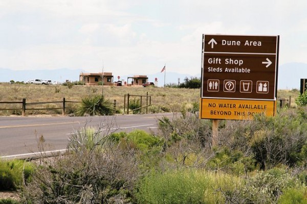 Οι πινακίδες του πάρκου προειδοποιούν τους επισκέπτες πως στη έρημο δεν υπάρχει σημείο όπου κανείς μπορεί να βρει νερό