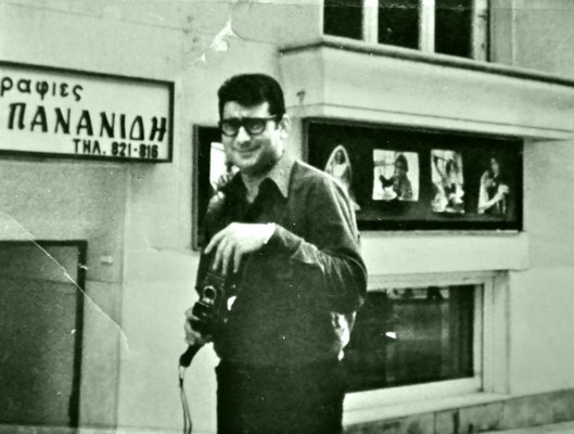 Ο Πανανίδης μπροστά στο φωτογραφείο του με την κάμερα Rolleiflex ανά χείρας