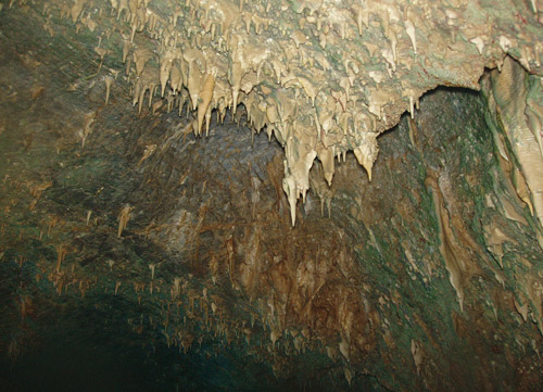 Το εσωτερικό της σπηλιάς έχει γεμίσει με αέρα από τις φυσαλίδες των δυτών