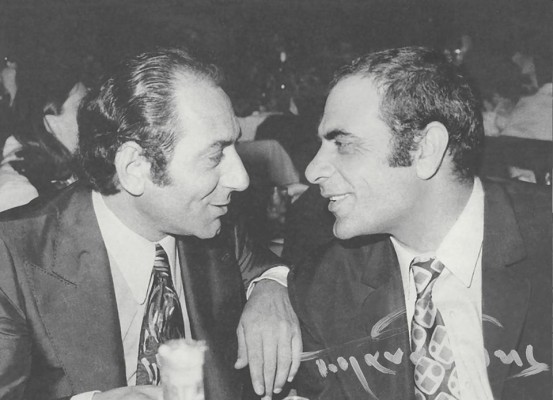 Ο Στράτος Διονυσίου και ο Στέλιος Καζαντζίδης. Ίσως η πιο διάσημη φωτογραφία από το ελληνικό λαϊκό τραγούδι 