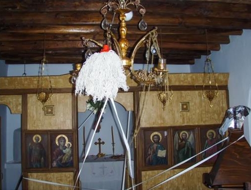 ι δράστες αφού έσπασαν την πόρτα στο ιδιωτικό εκκλησάκι του Αγίου Ανδρέα, στην περιοχή Ελληνικά του νησιού, εισέβαλαν στο εσωτερικό της εκκλησίας και δημιούργησαν μια μεγάλη πεντάλφα με υλικά που βρήκαν μέσα στο ναό. Πηγή Φωτογραφίας http://milosvoice.gr/
