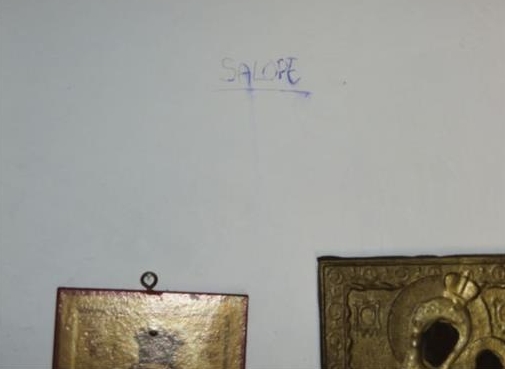 Οι νεαροί έγραψαν προσβλητικές εκφράσεις στους τοίχους καταστρέφοντας ακόμα και εικόνες, αλλά και την Ιερή Τράπεζα. Πηγή φωτογραφίας Milosvoise
