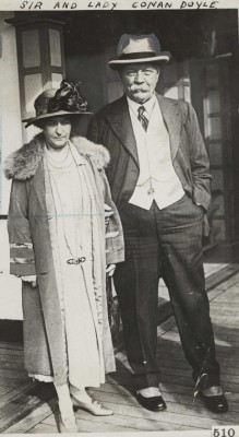 Ο Άθρουρ Κόναν Ντόυλ και η σύζυγός του, Τζην