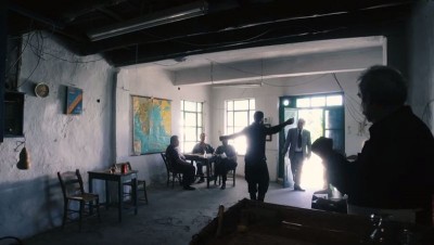 Προβεβλημένος πολιτικός μπήκε σε καφενείο για να ζητήσει την ψήφο των θαμώνων και έφυγε έντρομος. Αρνήθηκαν να τον χαιρετήσουν και του τραγούδησαν με νόημα, «άντε να σταθώ στα πόδια μου» (βίντεο)