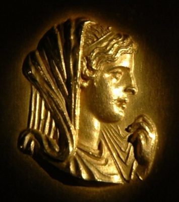 Ολυμπιάδα. Η μητέρα του Μεγάλου Αλεξάνδρου που κοιμόταν δίπλα σε ερπετά και θήλαζε φίδια. Σκοτώθηκε με λιθοβολισμό και το πτώμα της έμεινε άταφο