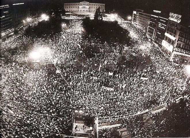 Τα προεκλογικά μπαλκόνια του ’74 όπου αναμετρήθηκαν Καραμανλής και Παπανδρέου. Γιατί ο Ανδρέας κατήγγειλε τον αντίπαλό του για Μνημόνιο με τους Αμερικανούς (βίντεο)