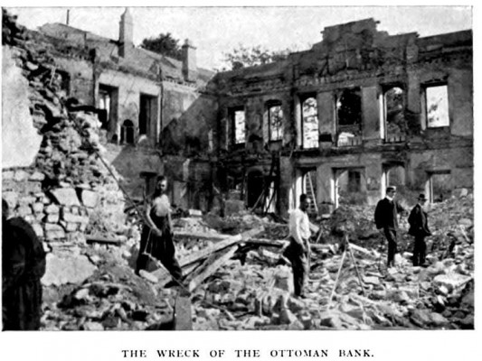 Τα ερείπια της Οθωμανικής τράπεζας στο κέντρο της Θεσσαλονίκης, μετά την βομβιστική επίθεση από Βουλγαρους αυτονομιστές το 1903.