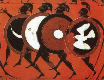 Παράσταση του αγωνίσματος του οπλίτη δρόμου. Ουσιαστικά τέτοιου είδους αγωνίσματα αποτελούσαν πολεμικές ασκήσεις. Παράσταση αμφορέα του 5ου αιώνα π.Χ. (Μόναχο, Αρχαιολογικό Μουσείο).