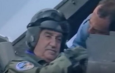 Όταν οι πολιτικοί φόρεσαν το χακί. Από τον Μητσοτάκη στα F16 και στις φρεγάτες με Τσοχατζόπουλο – Παπαντωνίου. Ο Αβραμόπουλος “aviator” και ο Μεϊμαράκης στο υποβρύχιο με τη διόπτρα. Μετά έγινε και ο “Παρμενίων” με τον Τσίπρα