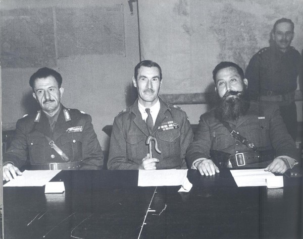Ο Βρετανός στρατηγός Σκόμπι με τους Στέφανο Σαράφη (ΕΛΑΣ) και Ναπολέοντα Ζέρβα (ΕΔΕΣ), Ελλάδα 1944 Dmitri Kessel εκδ. Άμμος. Πηγή: freeathens44 