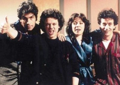 Οι Απαράδεκτοι. Η σειρά που έκανε καλύτερη την ελληνική τηλεόραση (για λίγο). Η άγνωστη συμμετοχή του Ηλία Ψινάκη και μερικές από τις καλύτερες ατάκες της σειράς
