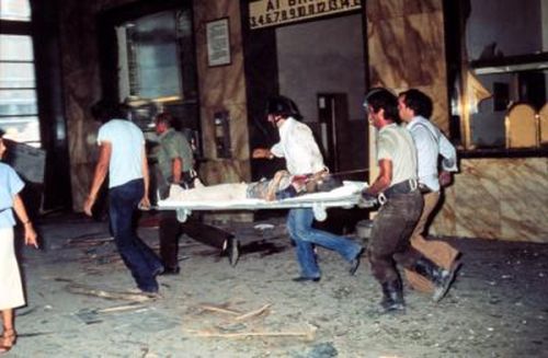 Τραυματιοφορείς στην επίθεση στη Μπολώνια το 1970