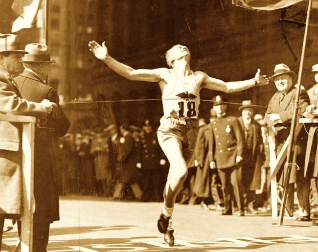 Ο Τζον Μακντέρμοτ τερματίζει πρώτος στον πρώτο Μαραθώνιο της Βοστώνης