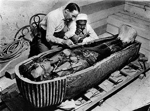 Ο αρχαιολόγος Κάρτερ όταν ανακάλυψε τον τάφο του Τουταγχαμών