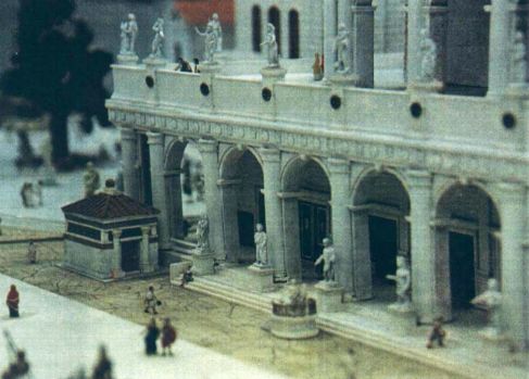 Ο στρογγυλός βωμός μπροστά στη Basilica Aemilia στη Ρώμη, ήταν αφιερωμένος στη Cloacina