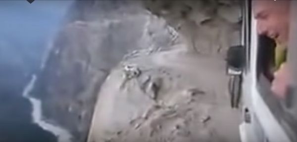 Ο δρόμος προς τα Ιμαλάια είναι για γερά νεύρα. Άλλοι απολαμβάνουν τη θέα του γκρεμού και άλλοι λιποθυμούν